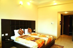 Deluxe-Room-Beds-hotels-in-haridwar